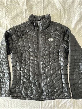 Women’s Northface Thermoball jacket - M
